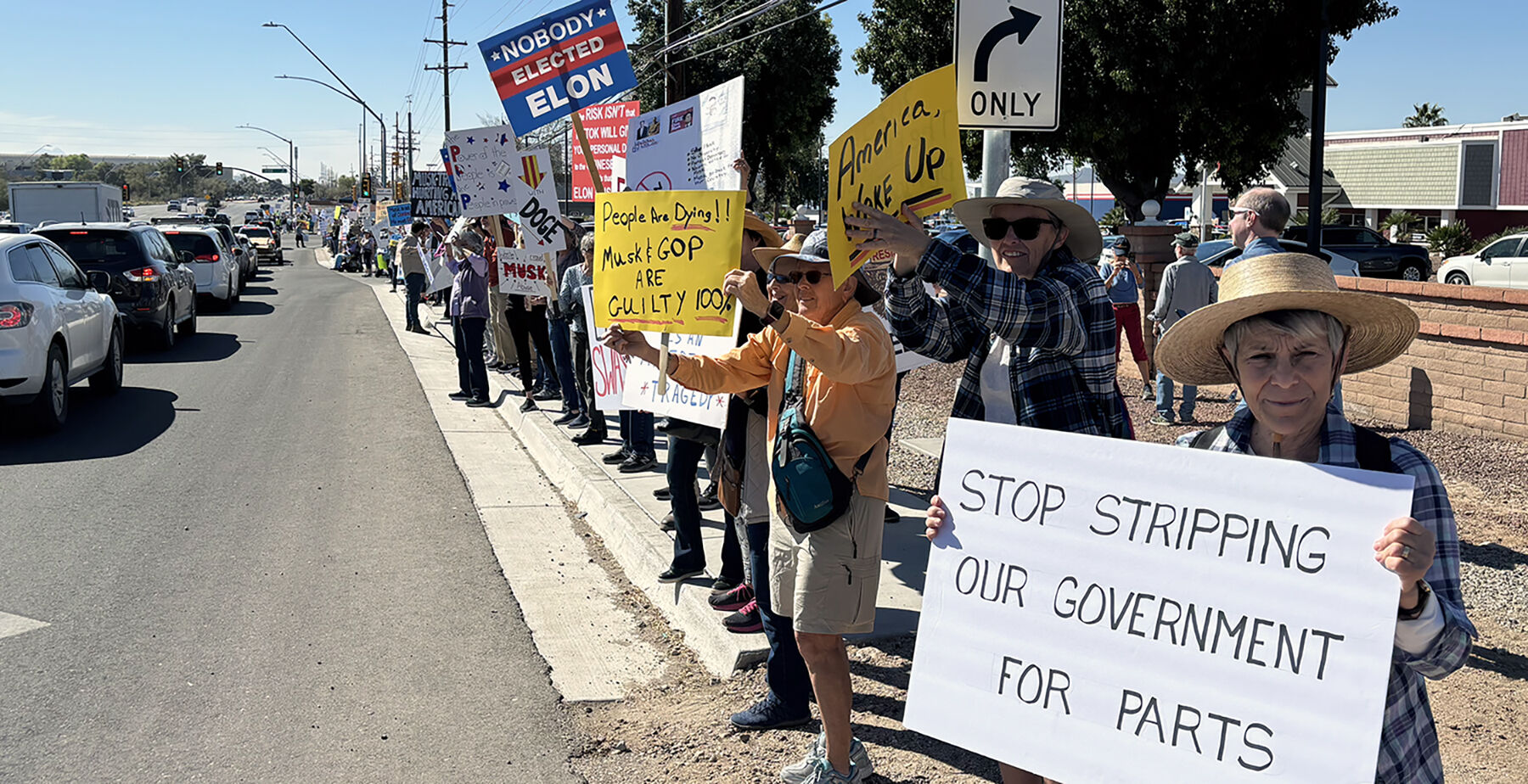About 1,000 in 蜜柚直播 protest Musk, Trump
